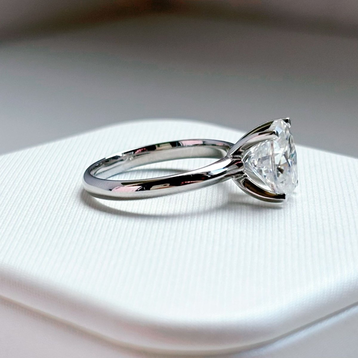 Anillo Ophelia 10K Moisanita Oval 3.0CT Con Certificado GRA - Imagen 4