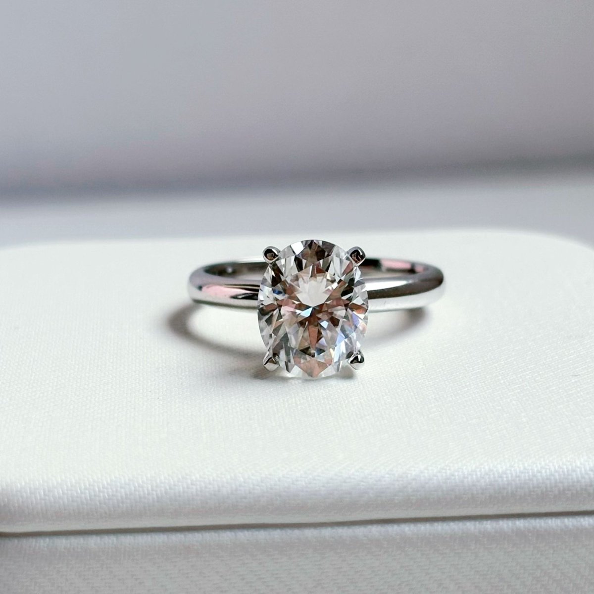 Anillo Ophelia 10K Moisanita Oval 3.0CT Con Certificado GRA - Imagen 3