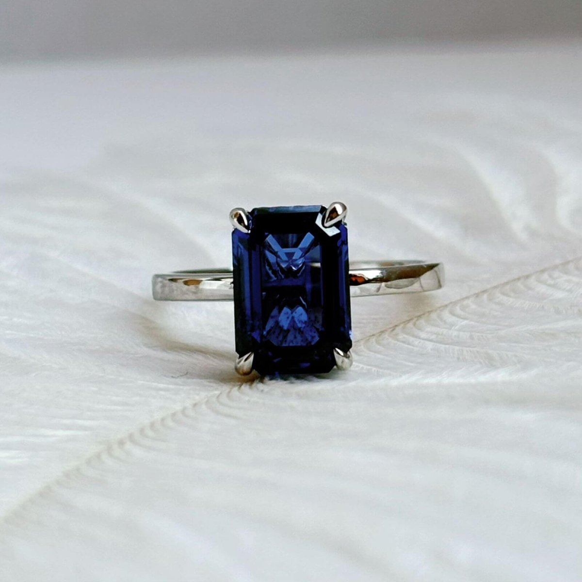 Anillo Anastasia 14K Zafiro De Laboratorio Corte Esmeralda 3.0CT - Imagen 8