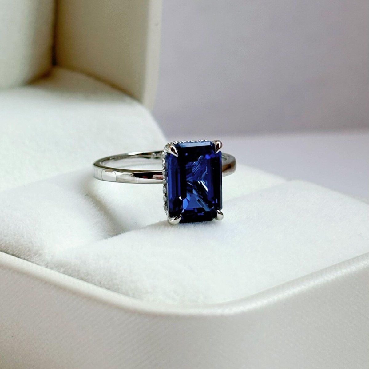 Anillo Anastasia 14K Zafiro De Laboratorio Corte Esmeralda 3.0CT - Imagen 6
