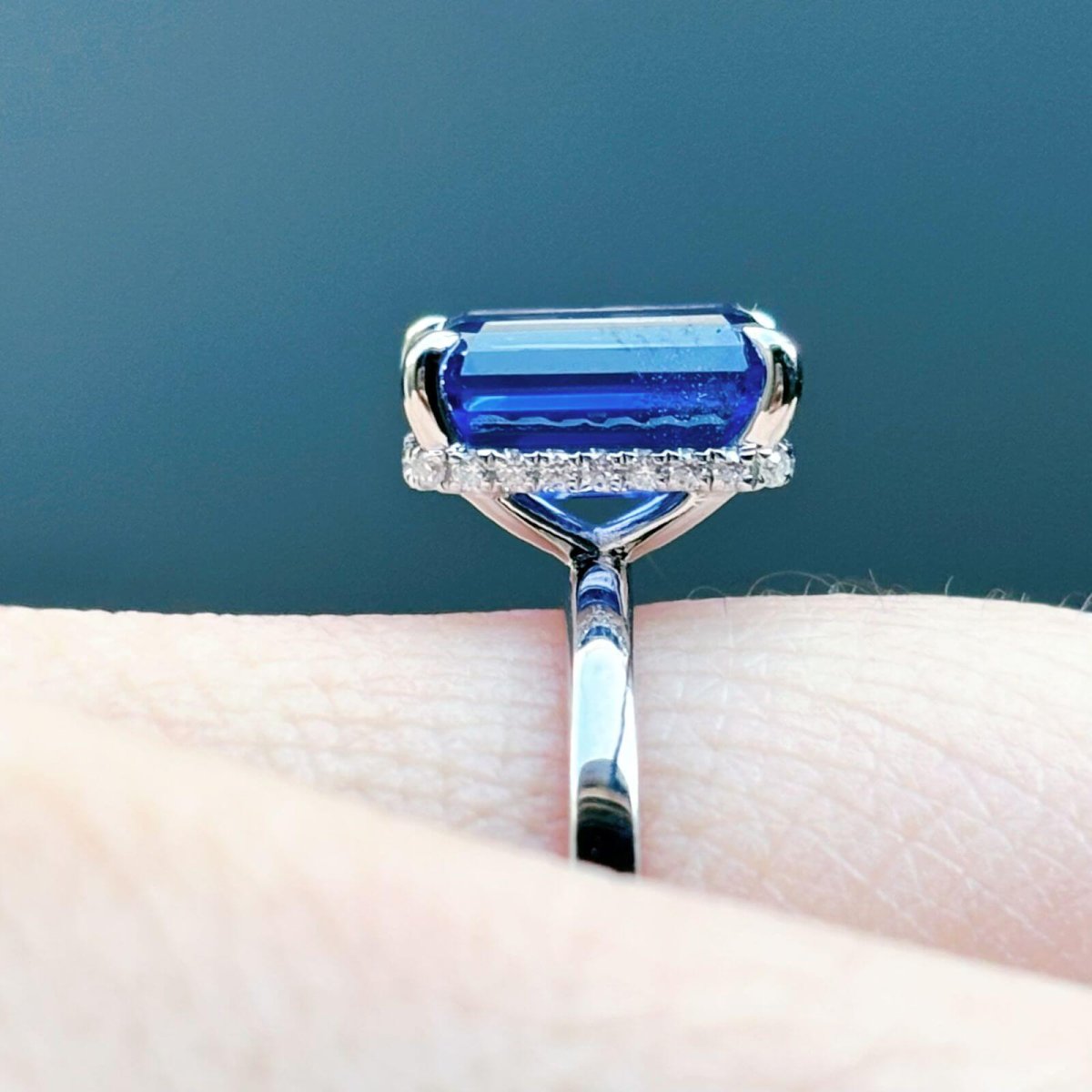 Anillo Anastasia 14K Zafiro De Laboratorio Corte Esmeralda 3.0CT - Imagen 9