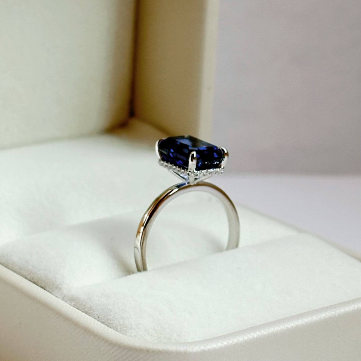 Anillo Anastasia 14K Zafiro De Laboratorio Corte Esmeralda 3.0CT - Imagen 7