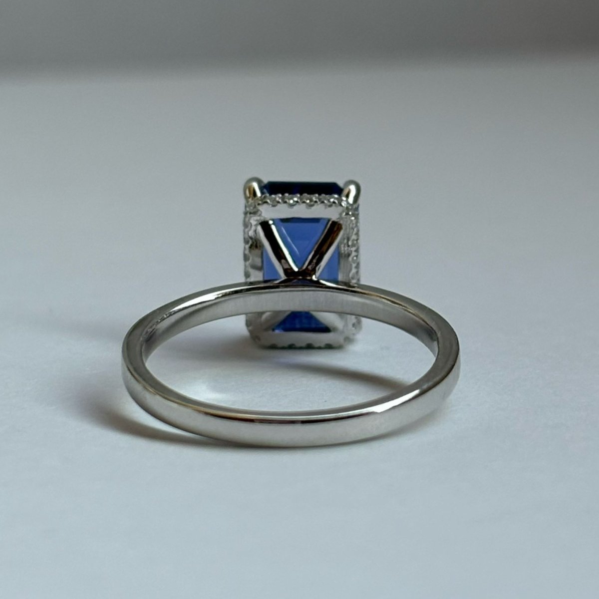 Anillo Anastasia 14K Zafiro De Laboratorio Corte Esmeralda 3.0CT - Imagen 4