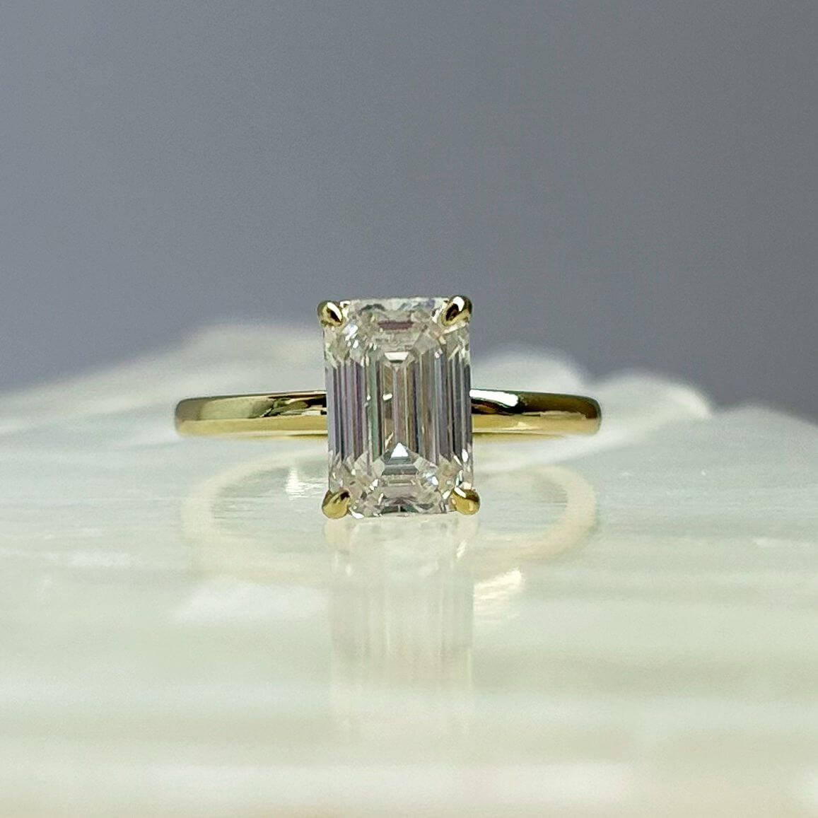 Anillo Hanna 10k moisanita esmeralda 2.5ct con certificado GRA