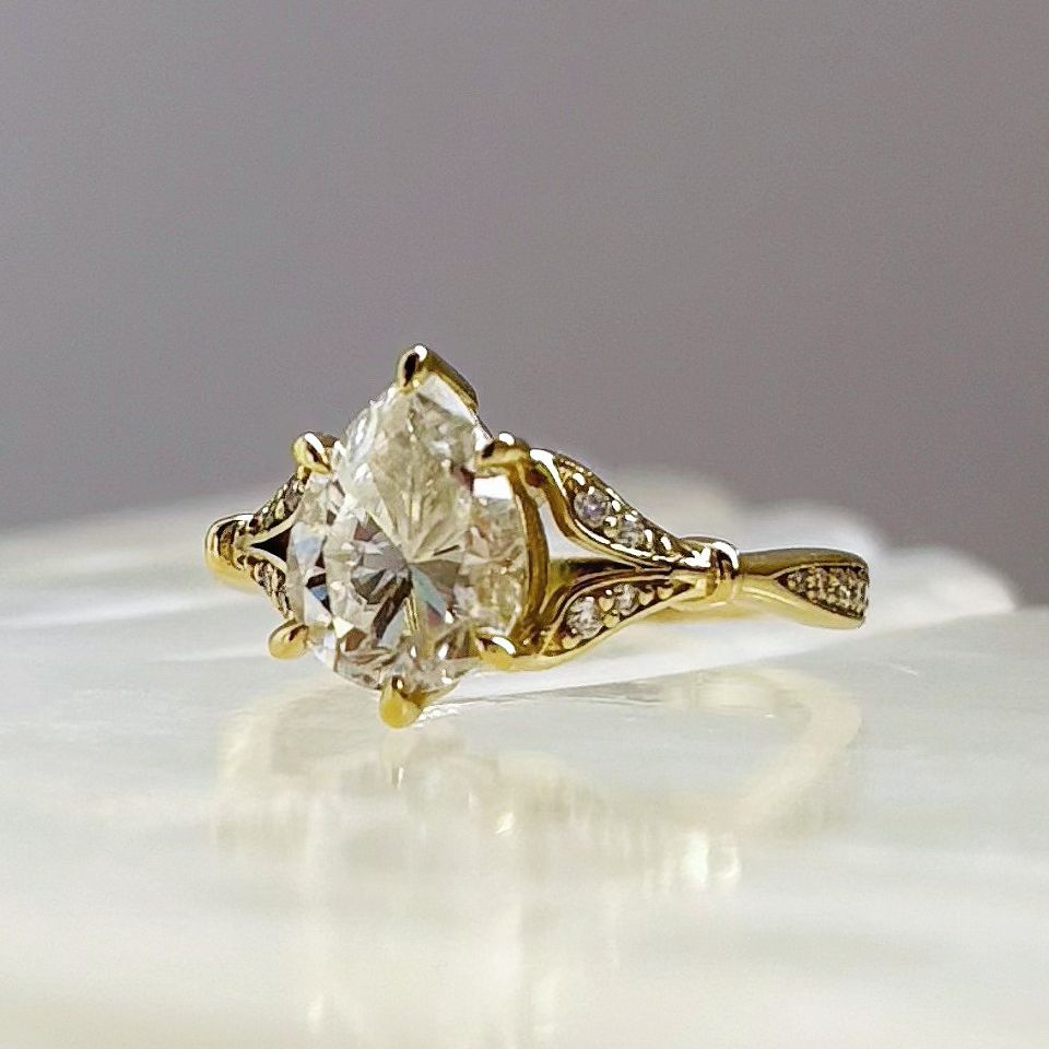 Anillo Alessia 10k Moisanita Pera 1.8ct Con Certificado GRA - Imagen 2