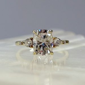 Anillo Adhara 14K Moisanita Cojín 3.0CT Con Certificado GRA