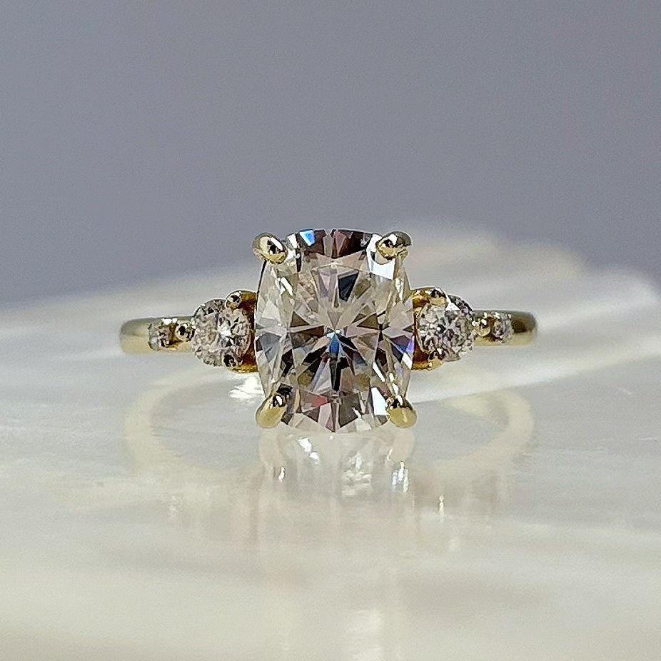 Anillo Adhara 14K Moisanita Cojín 3.0CT Con Certificado GRA