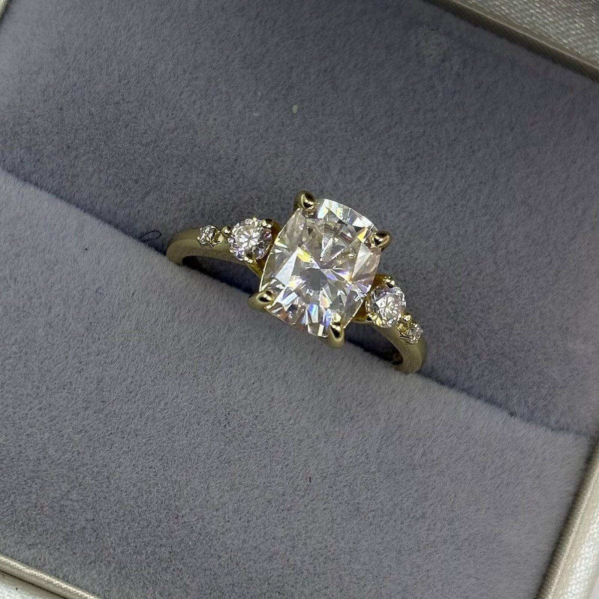 Anillo Adhara 14K Moisanita Cojín 3.0CT Con Certificado GRA - Imagen 5