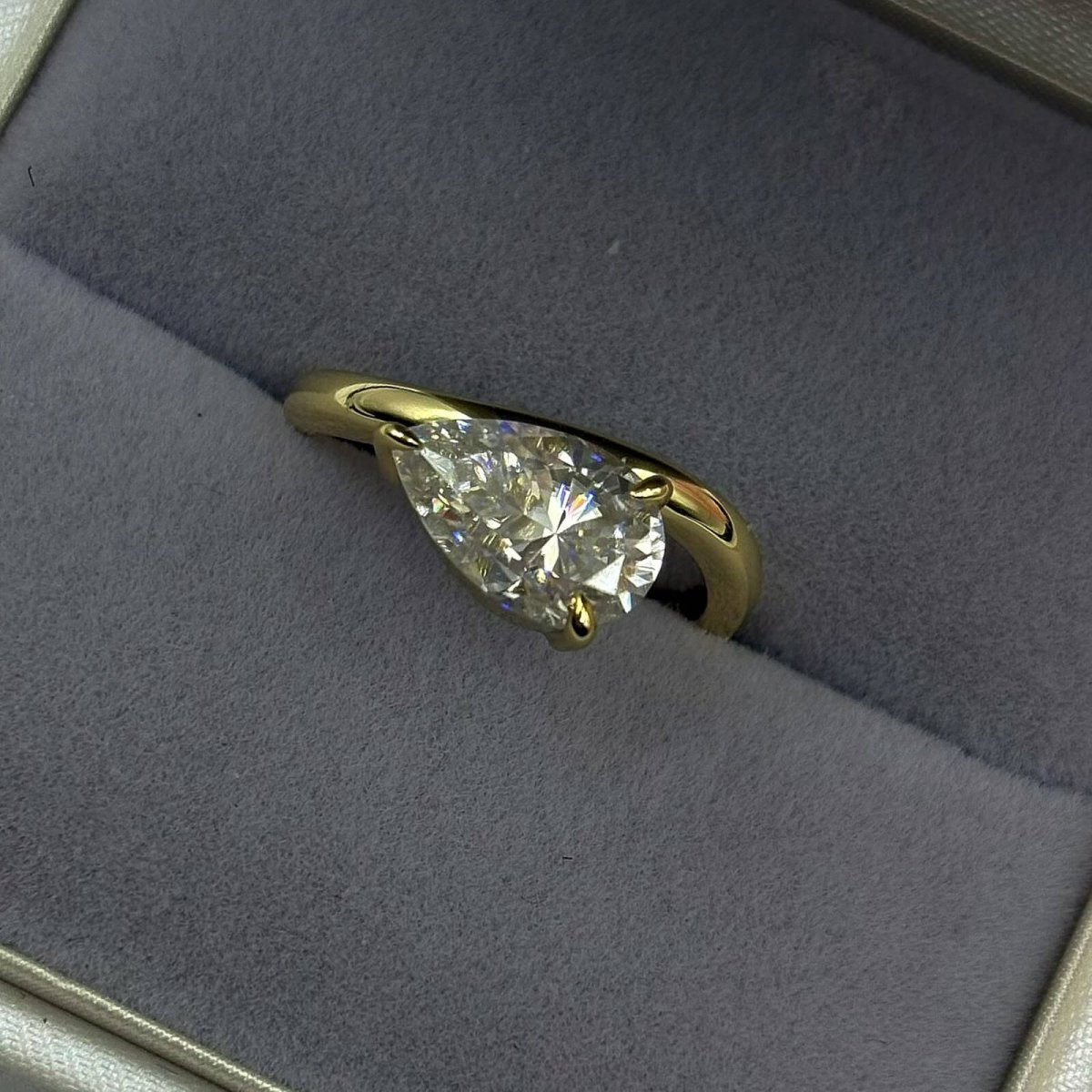 Anillo Danesa 10K Moisanita Pera 3.0CT Con Certificado GRA - Imagen 8