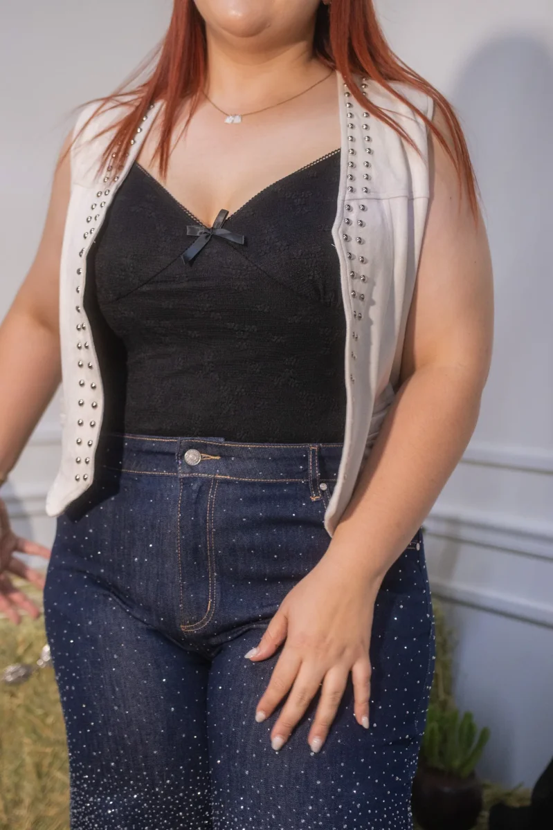 Blusa Curvy Tirantes Moño Negro Elegante - Imagen 5