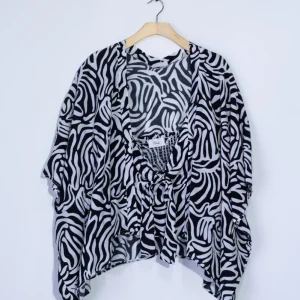 Set Curvy Blusa y Kimono Estampado Negro Statement Femenino