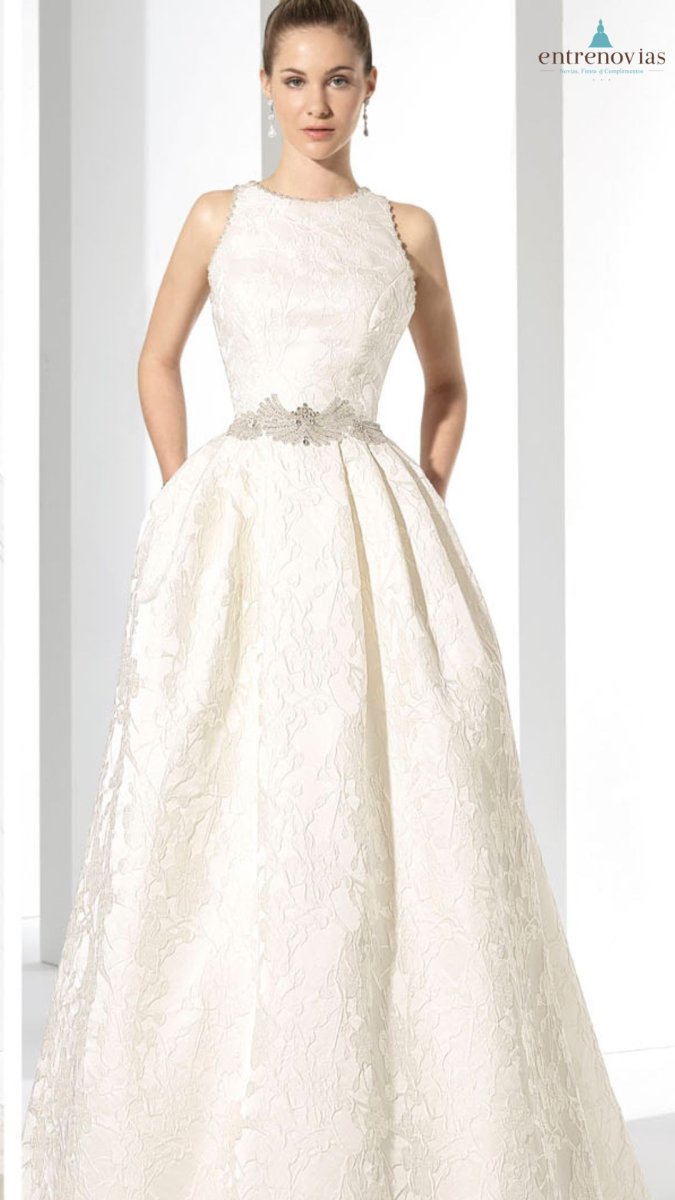 Vestido de novia de brocado con espalda de encaje. - Imagen 3