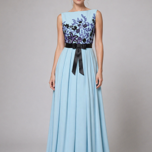 Vestido con cuerpo de pedrería.