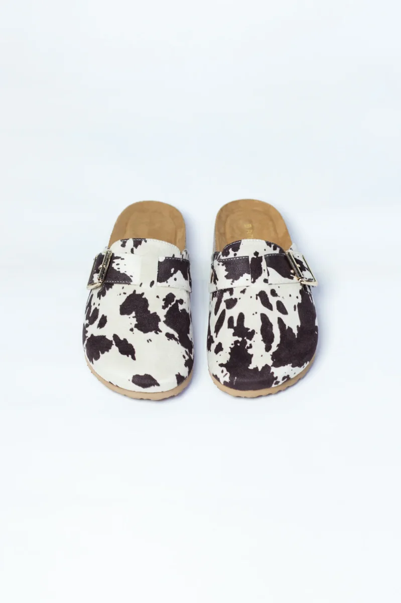 Zuecos Hebilla Cow Print Tendencia Plus-Friendly Statement - Imagen 2