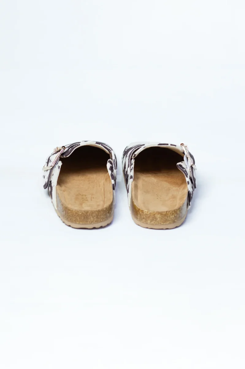 Zuecos Hebilla Cow Print Tendencia Plus-Friendly Statement - Imagen 5