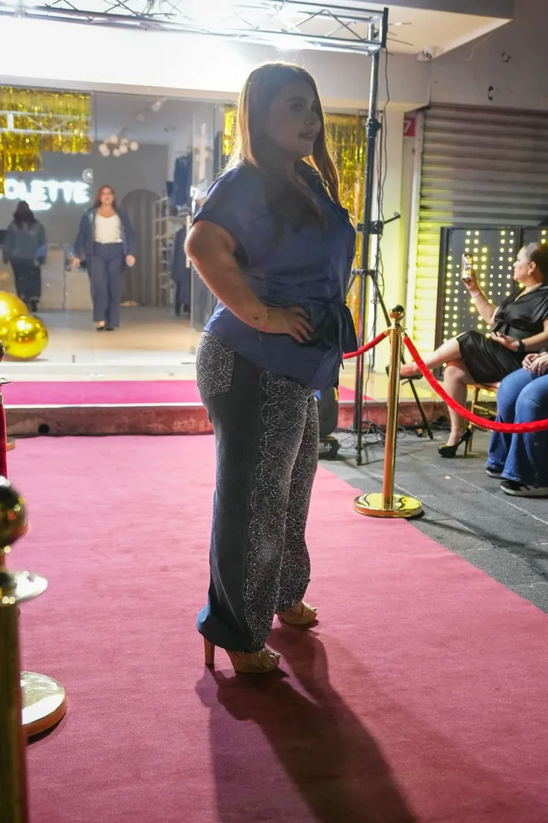 Camisa Curvy Satín con Lazo Azul Brillo Sutil Femenino Versátil - Imagen 6