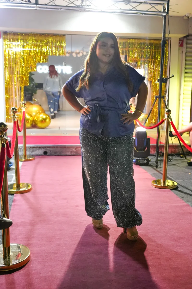 Camisa Curvy Satín con Lazo Azul Brillo Sutil Femenino Versátil - Imagen 8