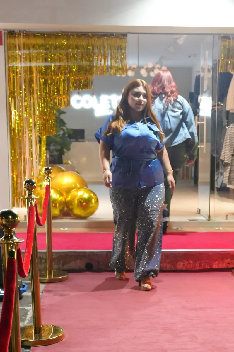 Camisa Curvy Satín con Lazo Azul Brillo Sutil Femenino Versátil - Imagen 4