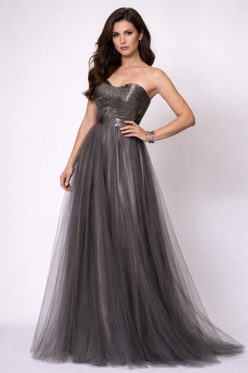 Vestido con falda de Tul y cuerpo de Pedrería.