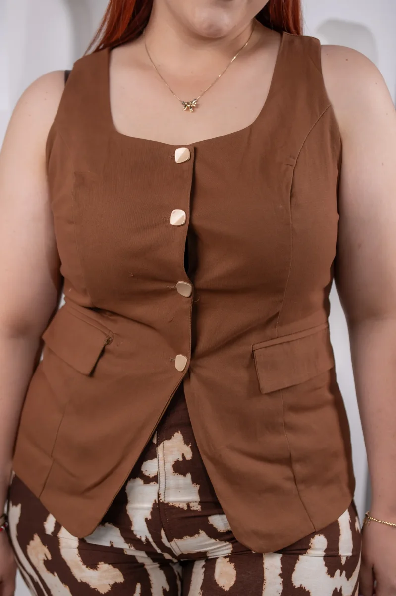 Chaleco Curvy Liso de Vestir Café Talla Extra - Imagen 8