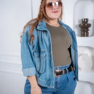 Chamarra Curvy Corta con Bolsas Clásica Versátil Atemporal