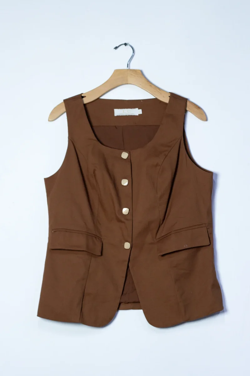 Chaleco Curvy Liso de Vestir Café Talla Extra - Imagen 4