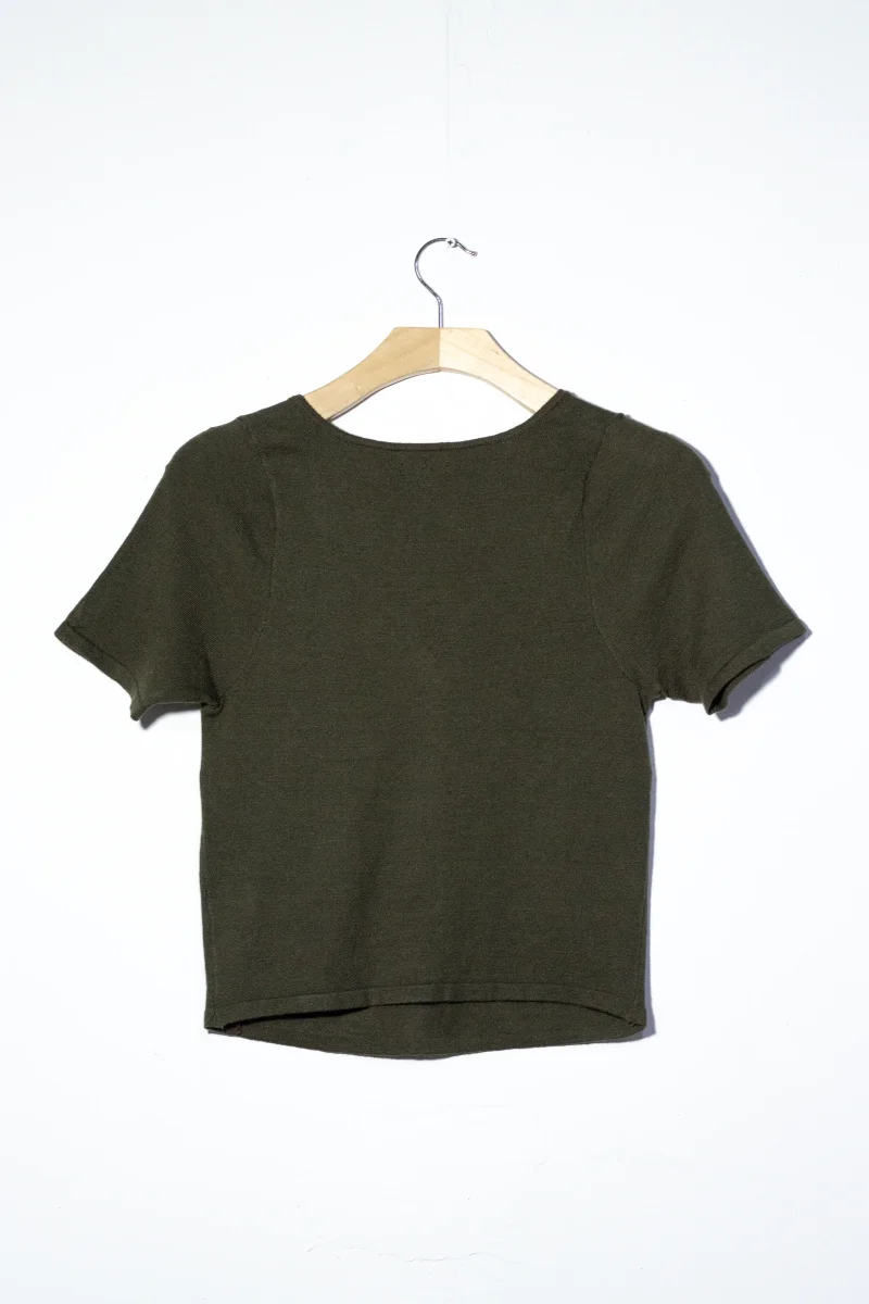 Blusa Curvy Corta Cruzada Olivo Elegante - Imagen 7