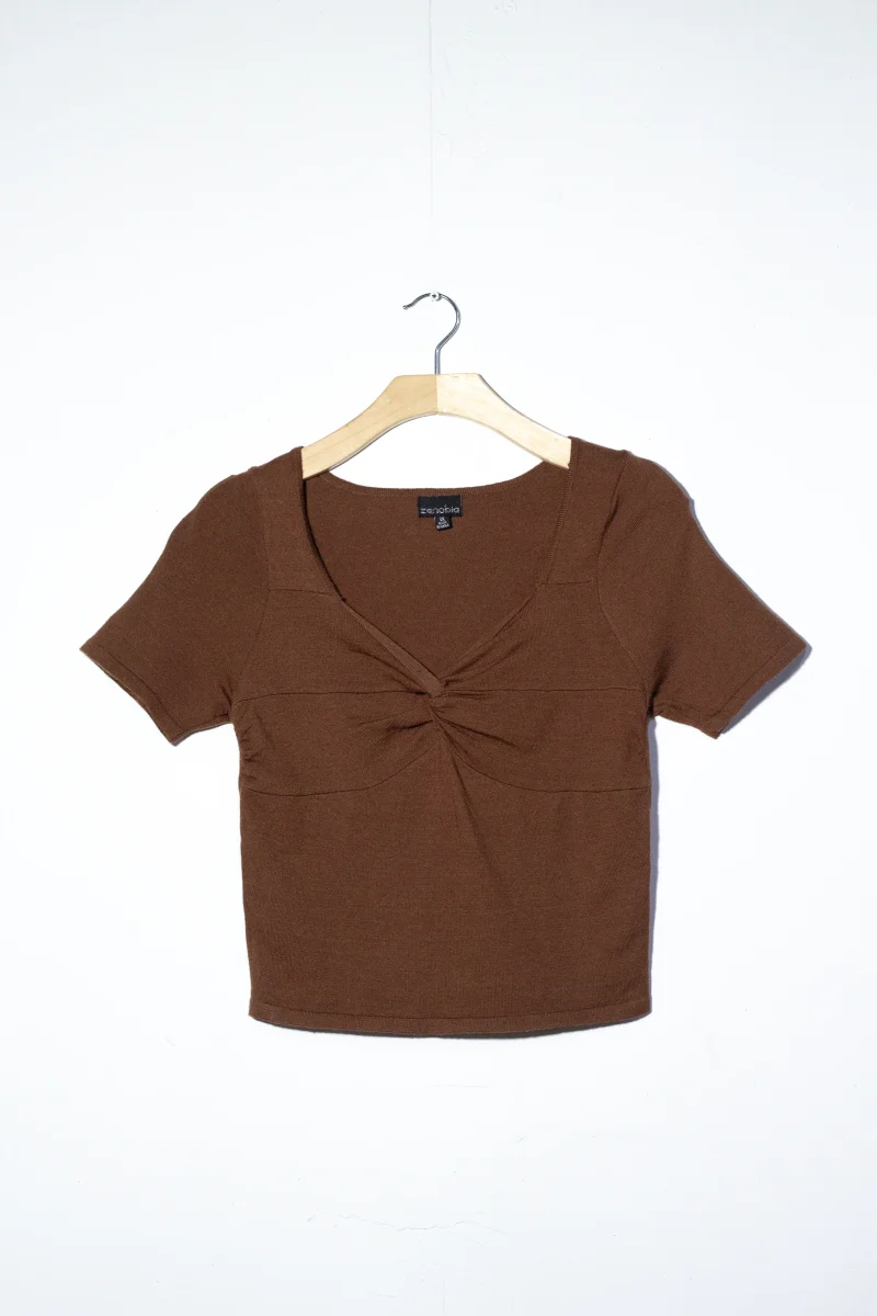 Blusa Curvy Corta Cruzada Café Elegante - Imagen 4