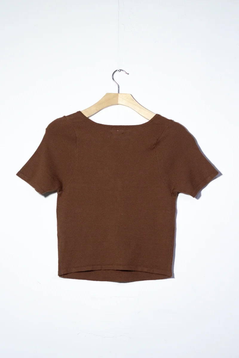 Blusa Curvy Corta Cruzada Café Elegante - Imagen 7