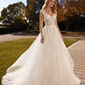 Vestido corte princesa con pañuela de volante dulce y romántico movimiento.