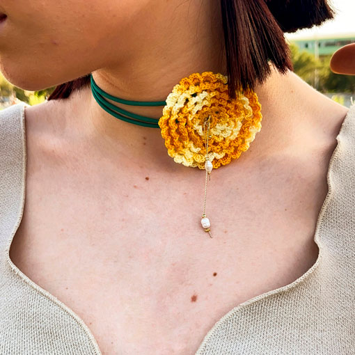 Collar Flor Crochet Amarillo - Imagen 3