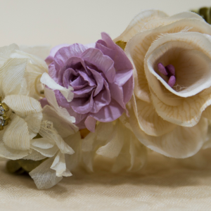 Diadema con flores blancas púrpuras y doradas