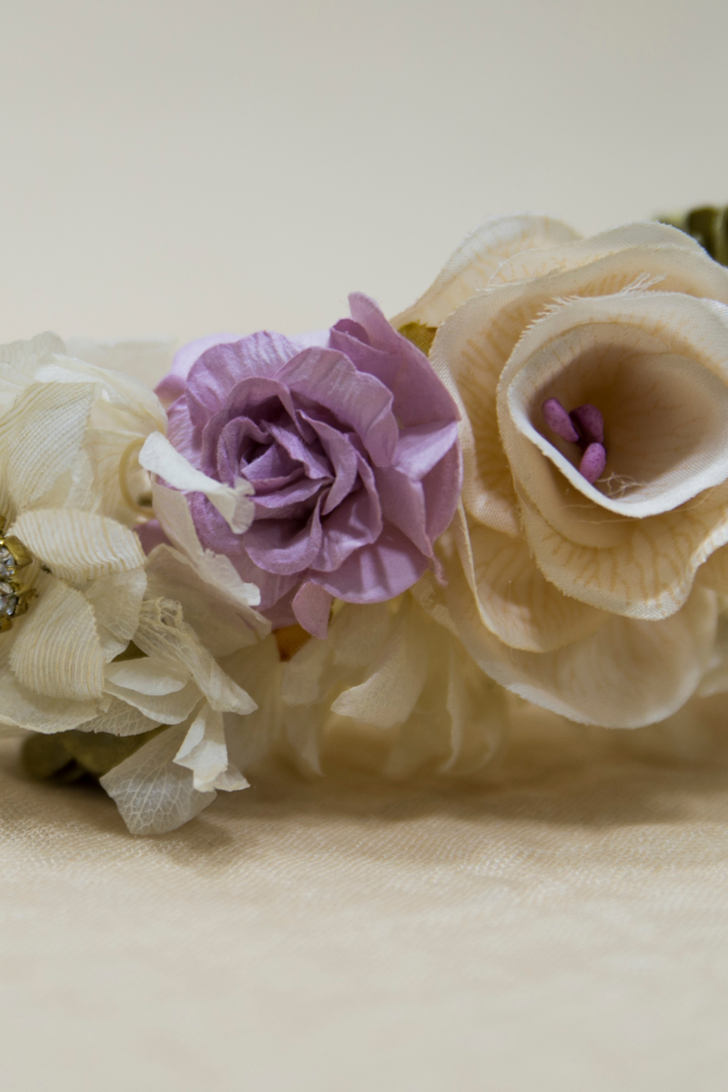 Diadema con flores blancas púrpuras y doradas - Imagen 2