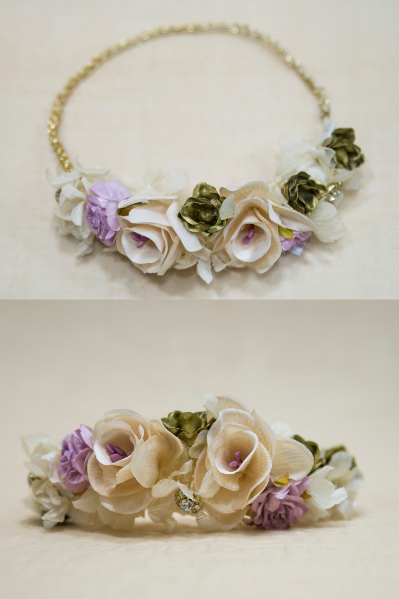 Diadema con flores blancas púrpuras y doradas - Imagen 3
