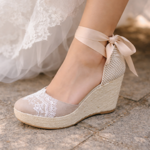 Cuñas o Alpargatas de Novia Cerrada en color arena