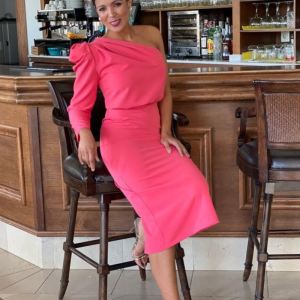 Vestido corto de fiesta,en crepé con mangas asimétricas.