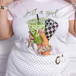 Playera Curvy Just a Girl Matcha Latte Blanca