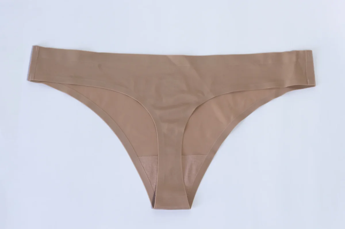 Tanga Curvy Sin Costura Invisible Beige Negro Tallas Extras - Imagen 4