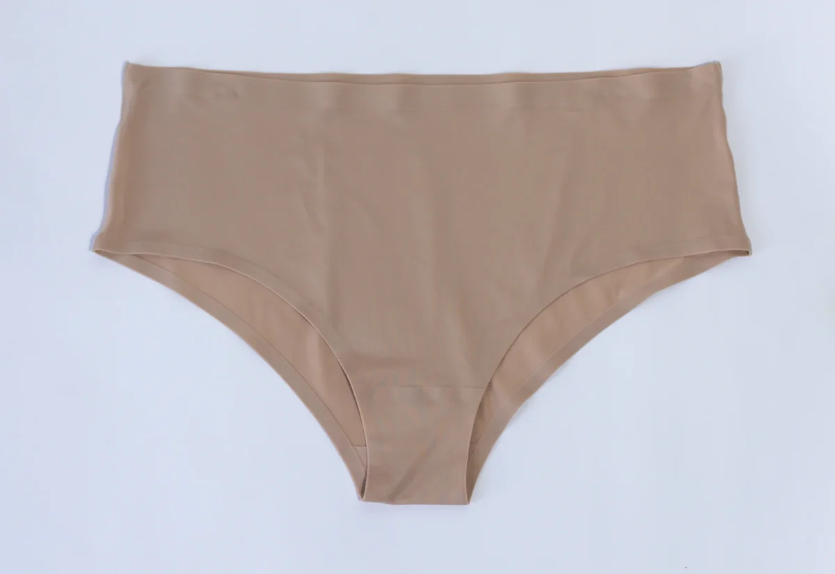 Panty Curvy Liso Sin Costura Beige Negro Invisible Plus - Imagen 3