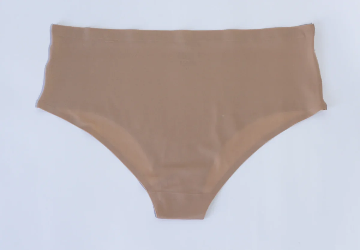 Panty Curvy Liso Sin Costura Beige Negro Invisible Plus - Imagen 4