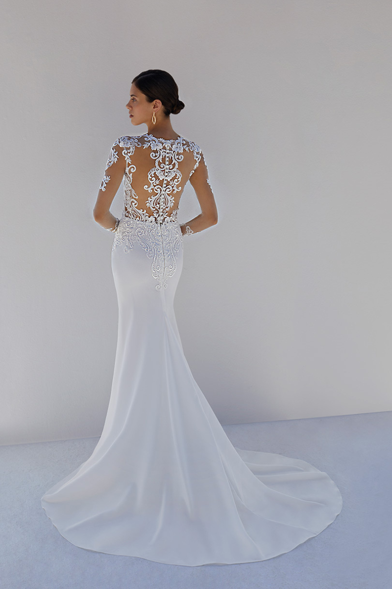 Vestido de novia corte sirena con escote y manga larga. - Imagen 3