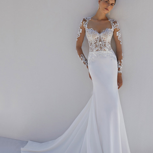 Vestido de novia corte sirena con escote y manga larga.