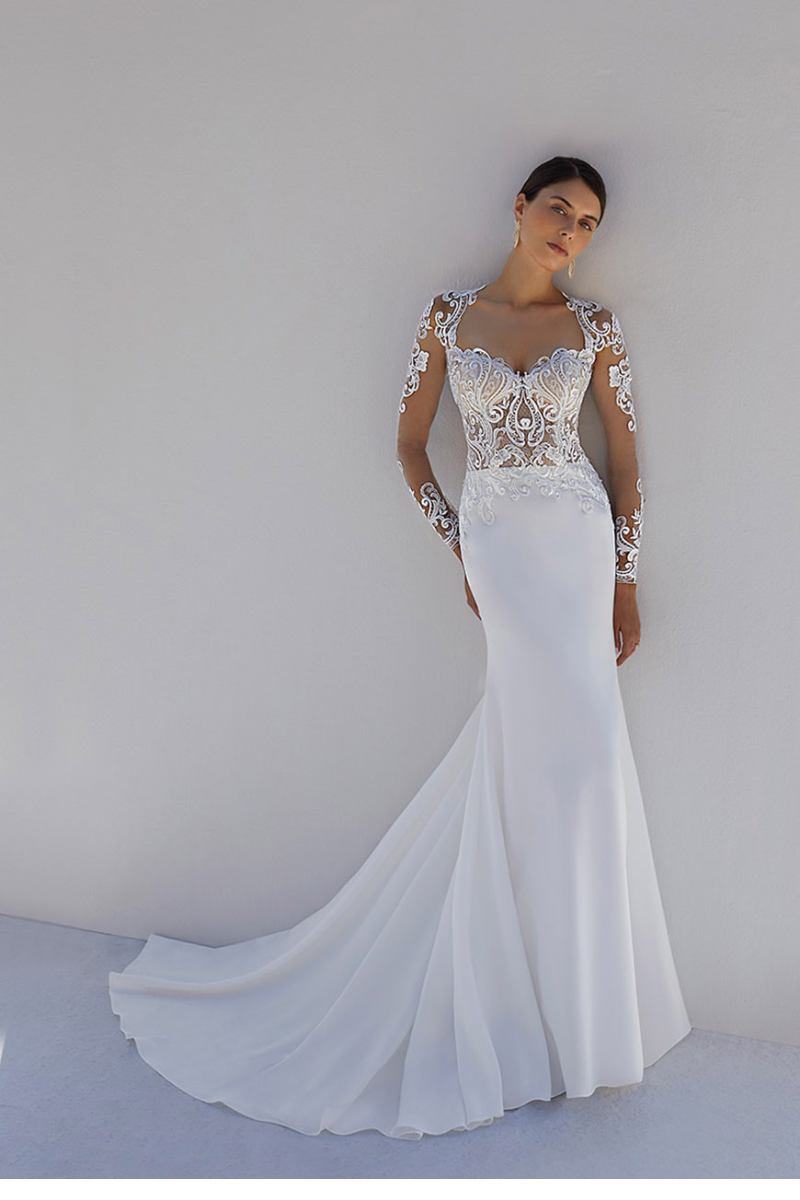 Vestido de novia corte sirena con escote y manga larga.