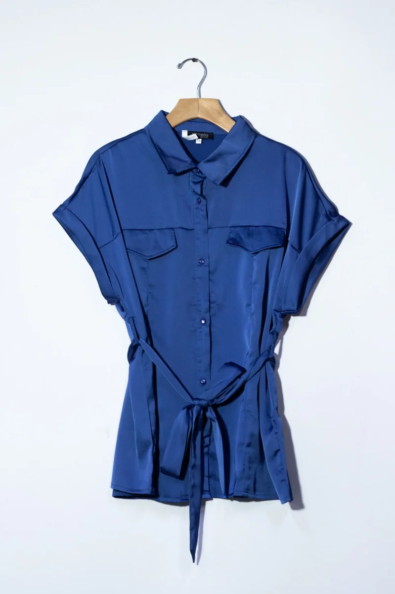 Camisa Curvy Satín con Lazo Azul Brillo Sutil Femenino Versátil - Imagen 7
