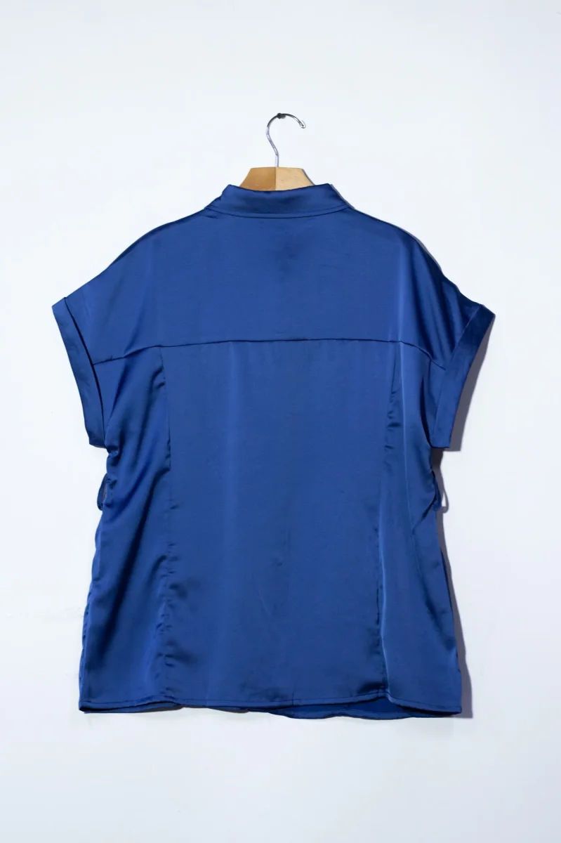 Camisa Curvy Satín con Lazo Azul Brillo Sutil Femenino Versátil - Imagen 5
