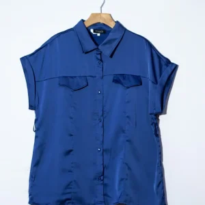Camisa Curvy Satín con Lazo Azul Brillo Sutil Femenino Versátil
