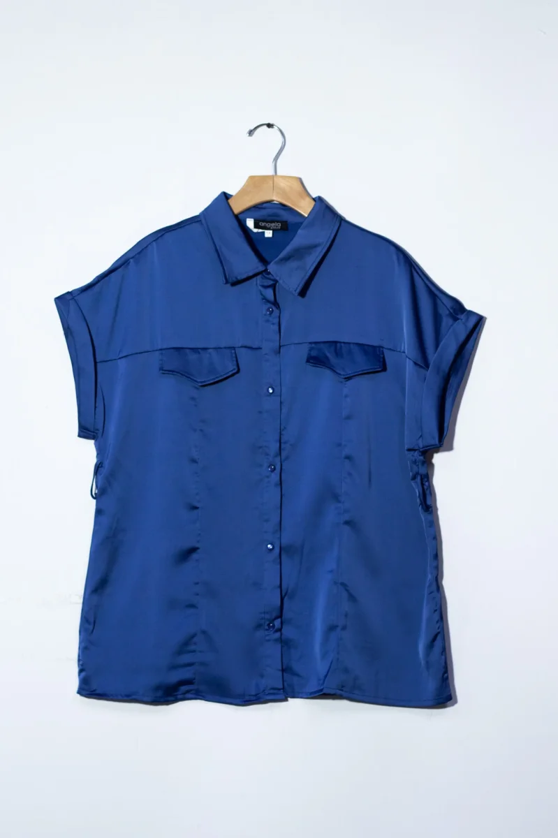 Camisa Curvy Satín con Lazo Azul Brillo Sutil Femenino Versátil