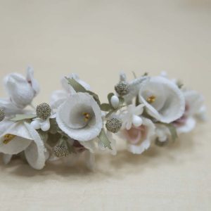 Prendido de novia con flores blancas y lilas