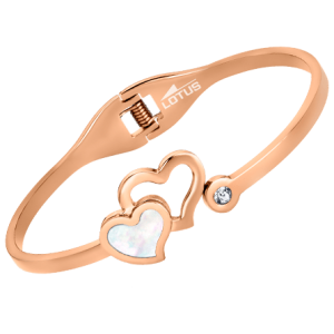 Pulsera rosa con corazones.