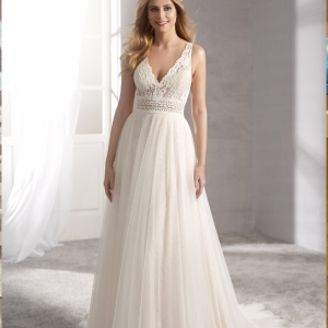 Vestido largo novia con cuerpo de encaje.